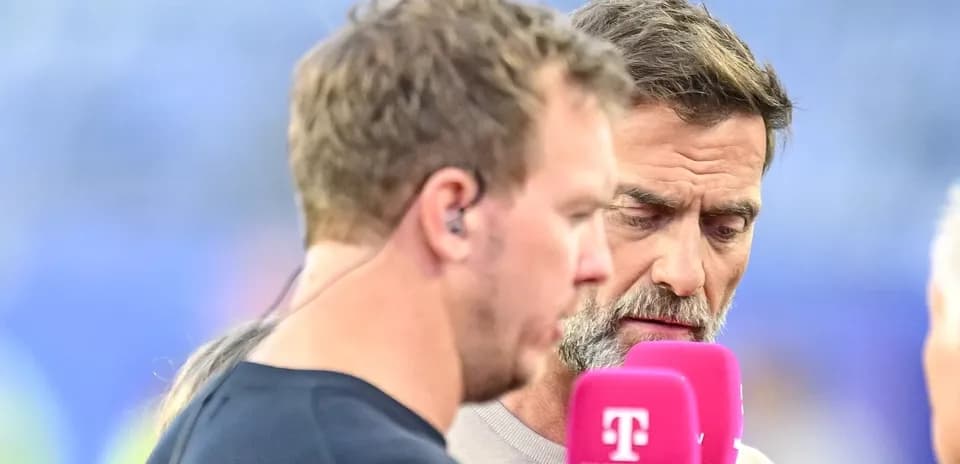 Dos personas conversando durante una entrevista en campo