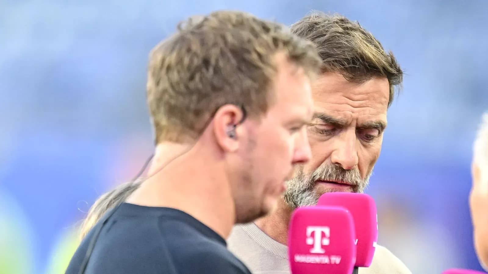 Dos personas conversando durante una entrevista en campo