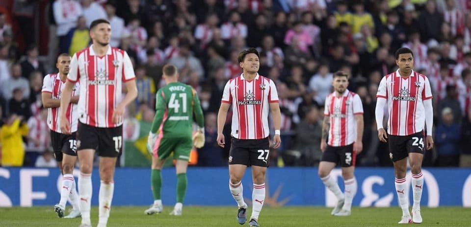 Jugadores de Southampton en el campo tras jugada