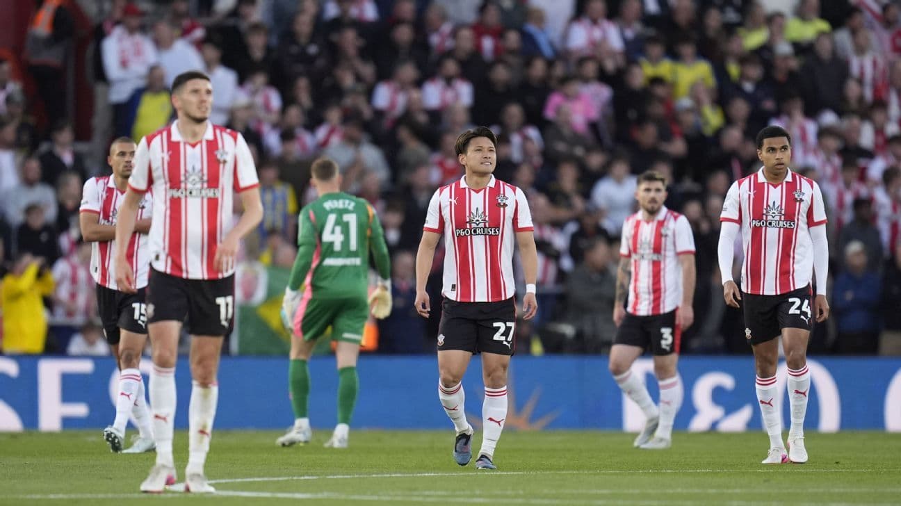 Jugadores de Southampton en el campo tras jugada