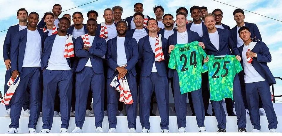 Equipo de fútbol posando con camisetas en evento