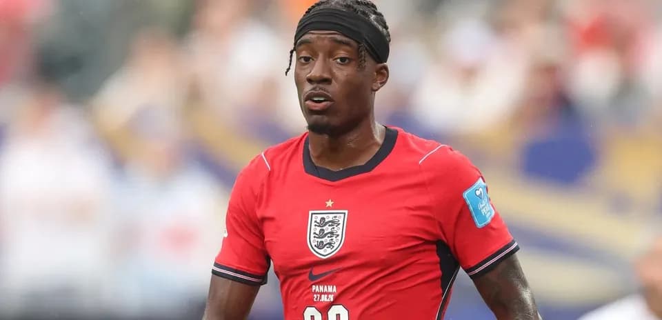 Jugador de Inglaterra en partido de fútbol