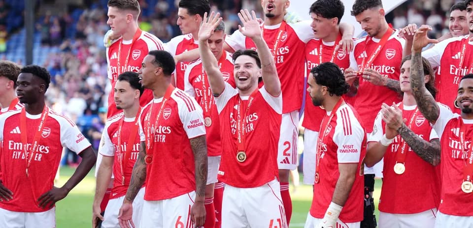 Jugadores de Arsenal celebrando el título 2025/26