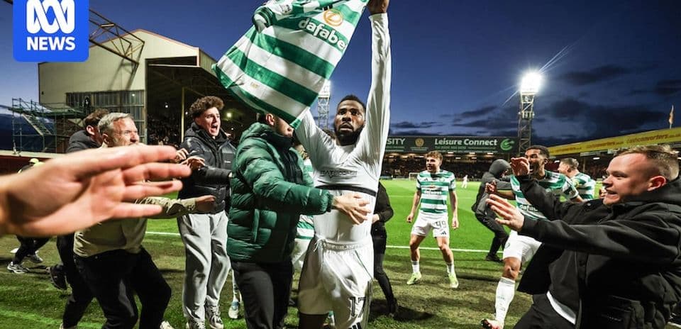 Jugador de Celtic celebrando con aficionados tras partido