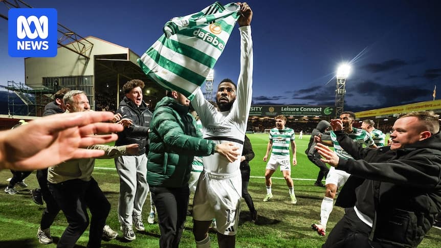 Jugador de Celtic celebrando con aficionados tras partido