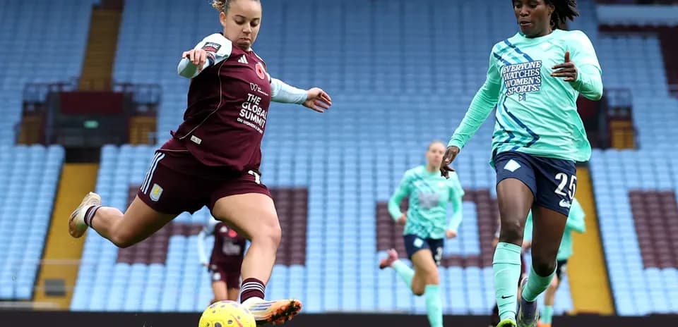 Jugadora de Aston Villa chutando el balón