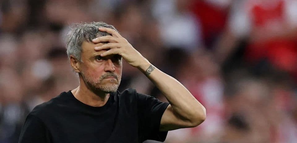 Entrenador preocupado en el campo durante el partido