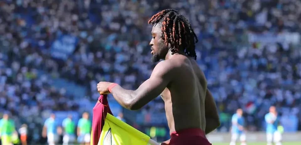 Jugador cambiando su camiseta en el campo