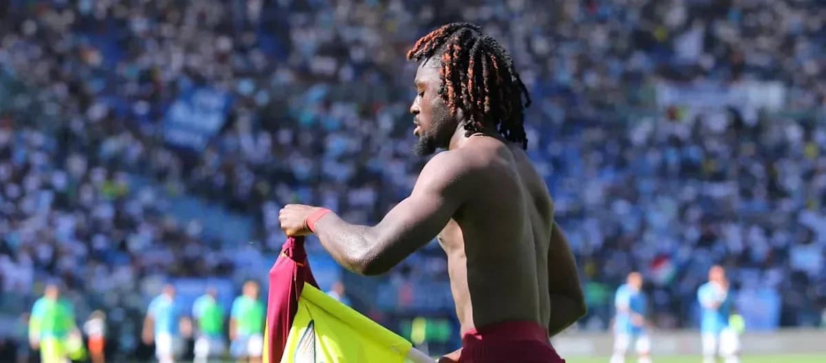 Jugador cambiando su camiseta en el campo