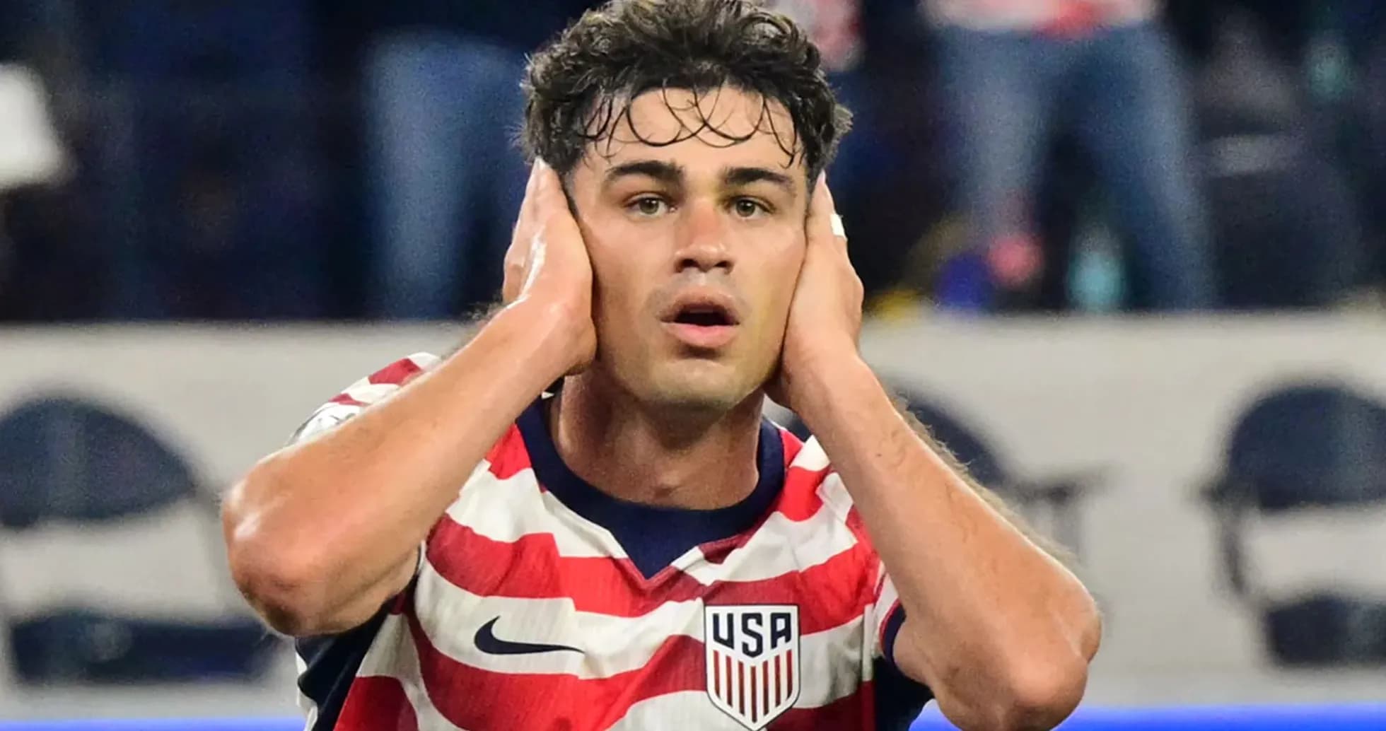 Jugador de Estados Unidos con las manos en los oídos