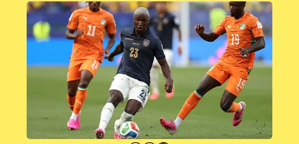 Jugador ecuatoriano driblando entre dos rivales ivorianos