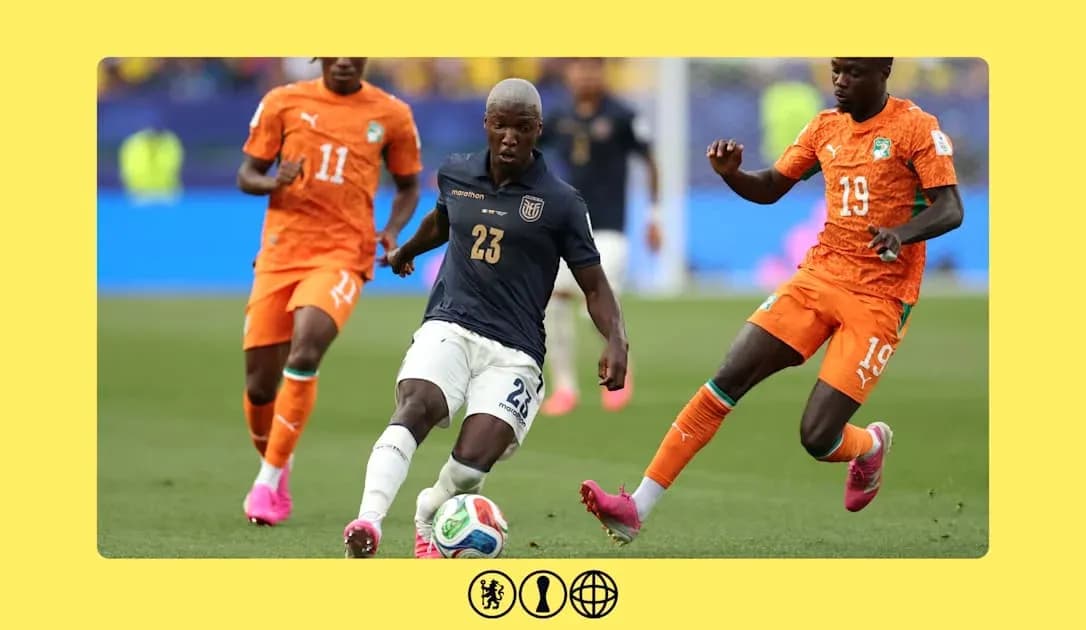 Jugador ecuatoriano driblando entre dos rivales ivorianos