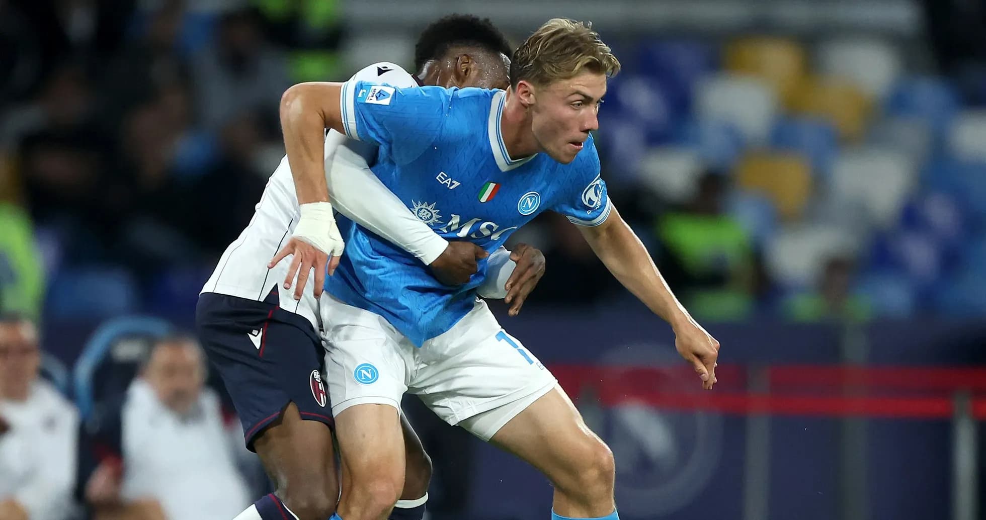 Jugador de Napoli siendo sujetado por oponente en partido