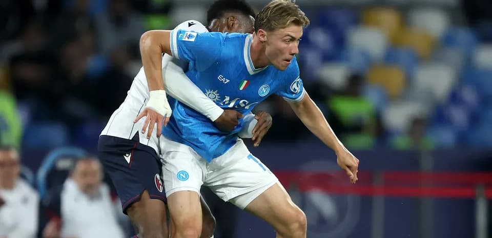 Jugador de Napoli siendo sujetado por oponente en partido