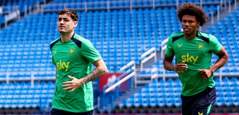 Dos jugadores corriendo en el entrenamiento del equipo