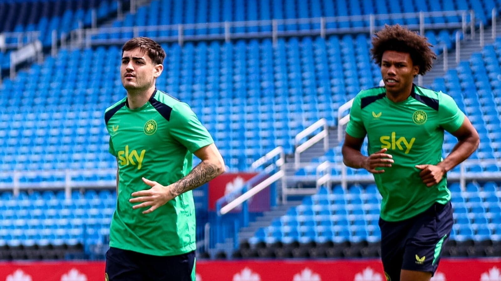 Dos jugadores corriendo en el entrenamiento del equipo