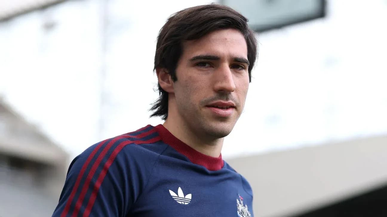 Jugador posando en uniforme de entrenamiento