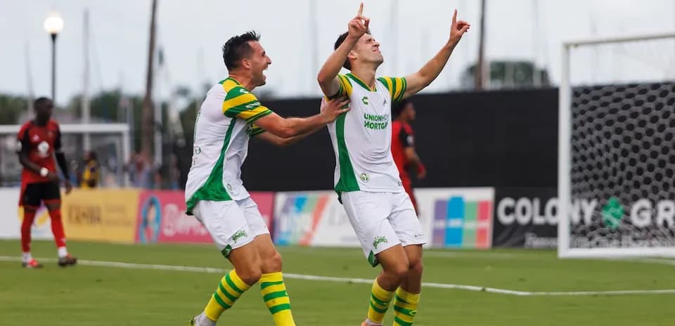 Jugadores celebrando un gol en el partido