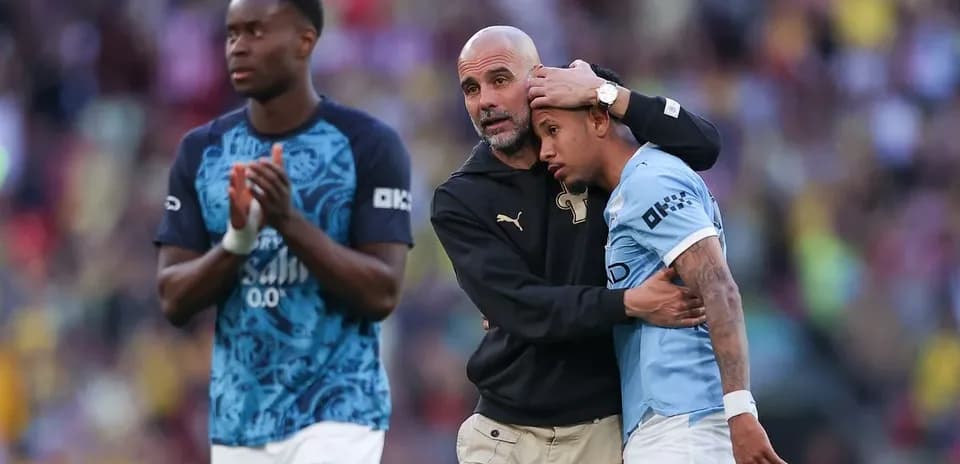 Entrenador consolando a jugador después del partido