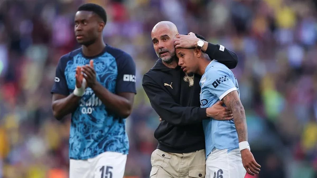 Entrenador consolando a jugador después del partido