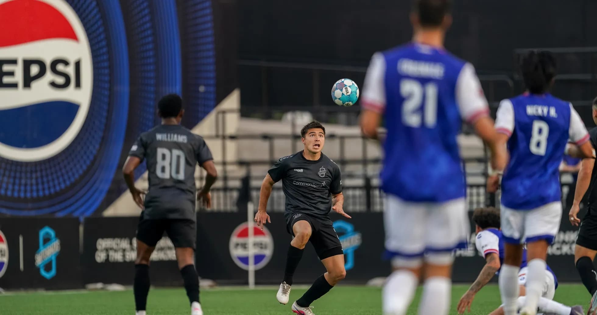 Jugador controlando el balón en el partido