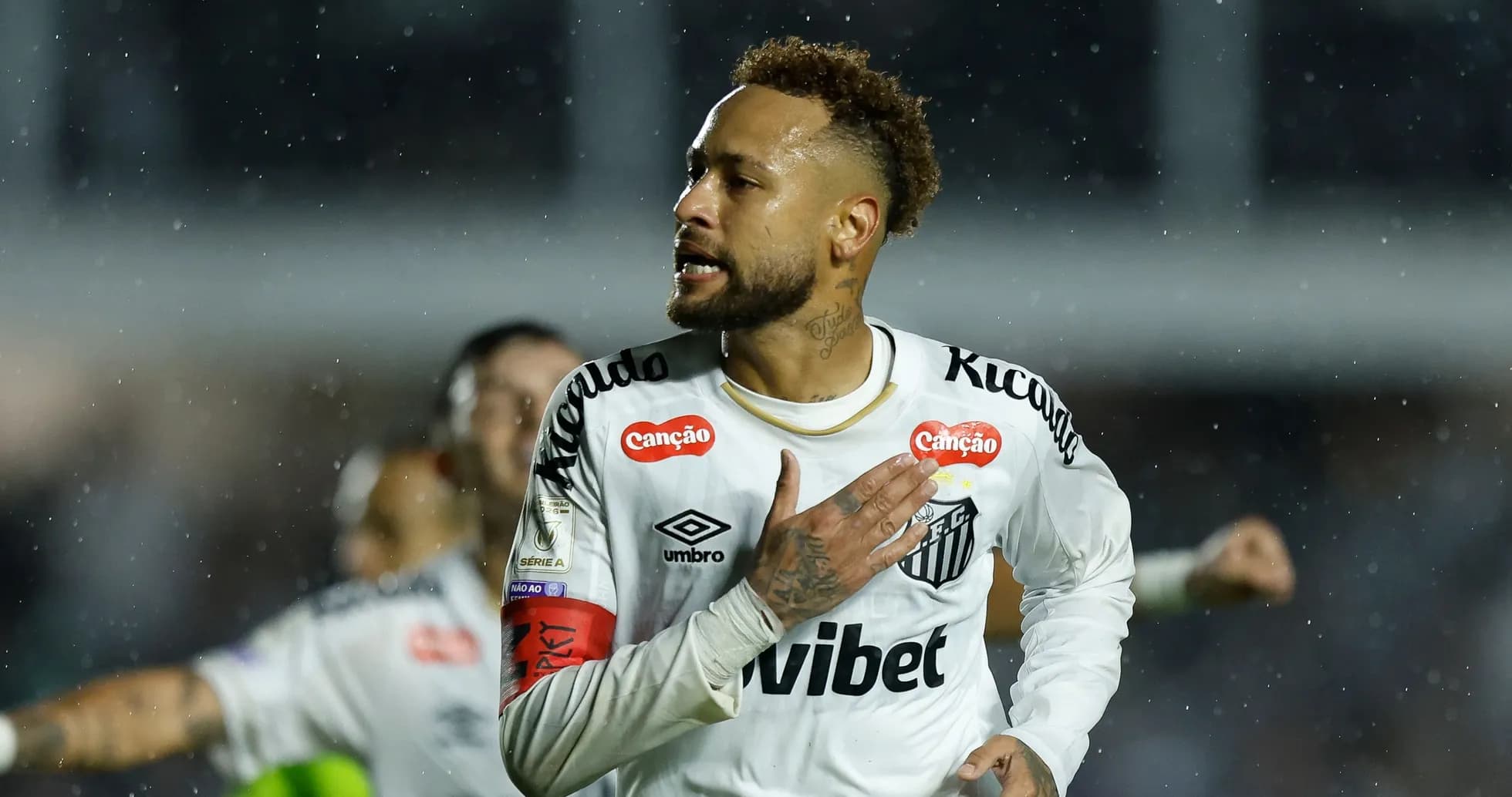 Neymar celebrando un gol con Santos en lluvia