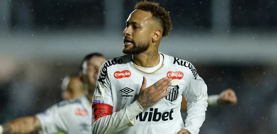Neymar celebrando un gol con Santos en lluvia