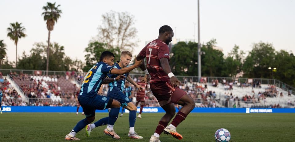 Jugador de Sacramento Republic driblando a oponente