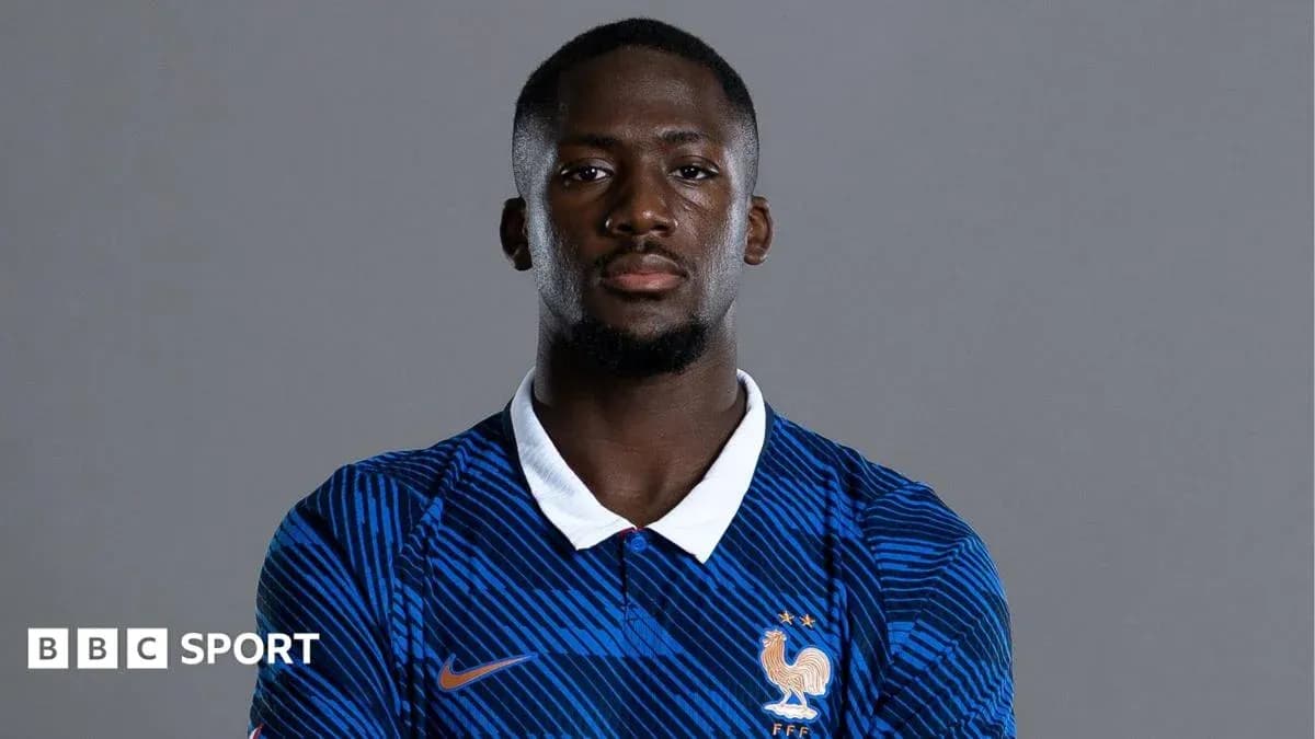 Jugador de la selección francesa en camiseta azul