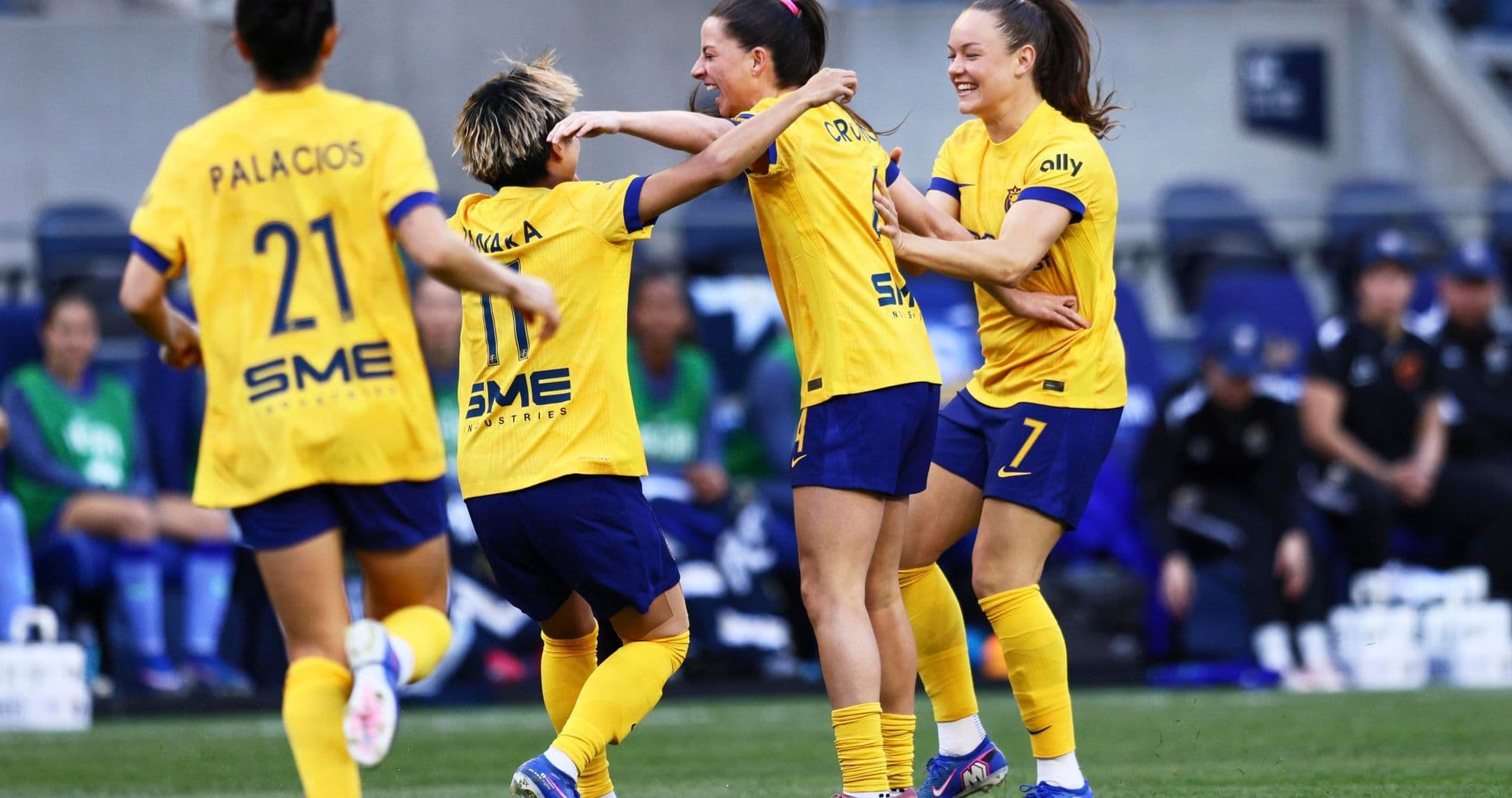 Jugadoras de Angel City celebrando un gol