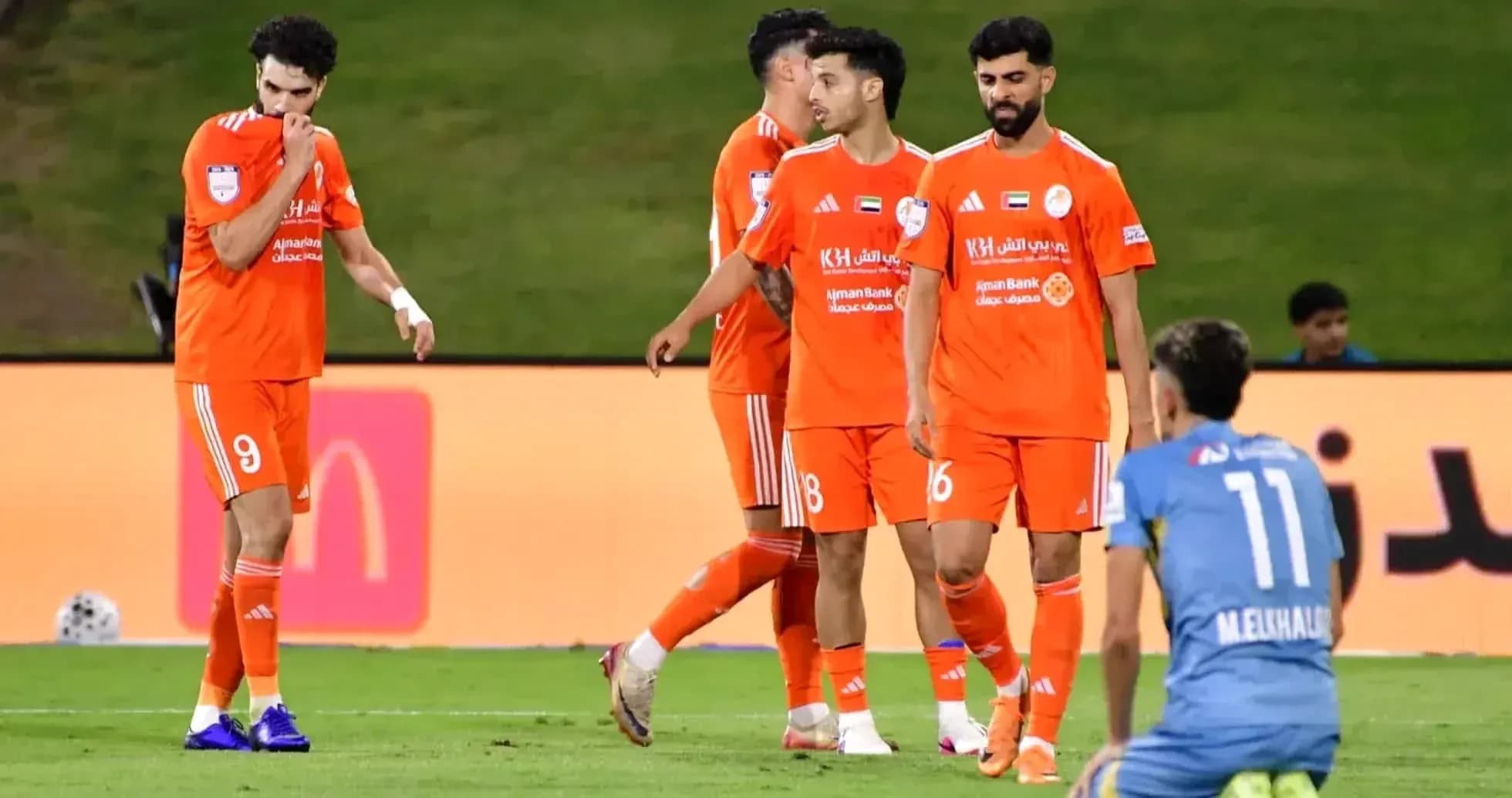 Jugadores de Shabab Al-Ahli Dubai U23 en acción