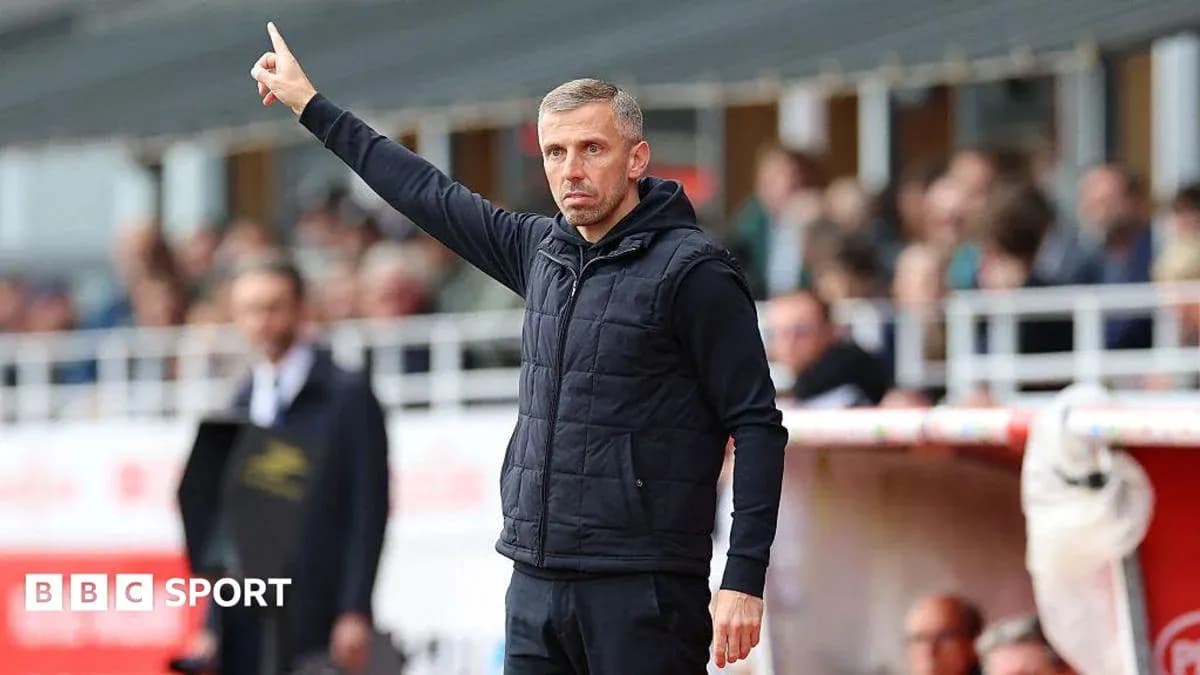 Entrenador señalando instrucciones desde la línea de banda