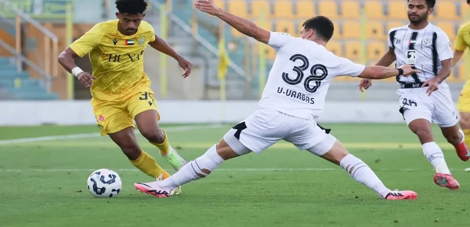 Jugador de Al Wasl U23 driblando a Al Jazira U23