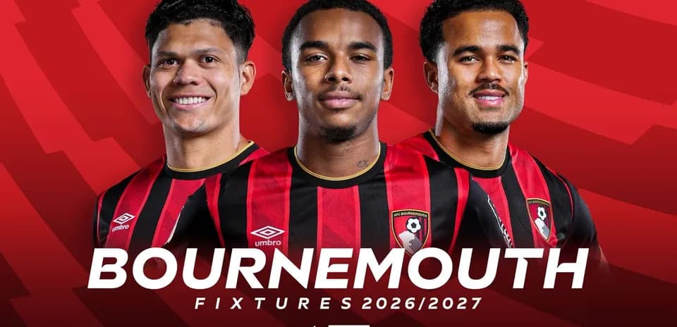 Tres jugadores de Bournemouth en uniforme de equipo