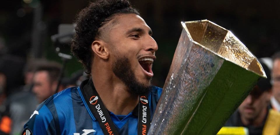 Jugador levantando trofeo en celebración de victoria