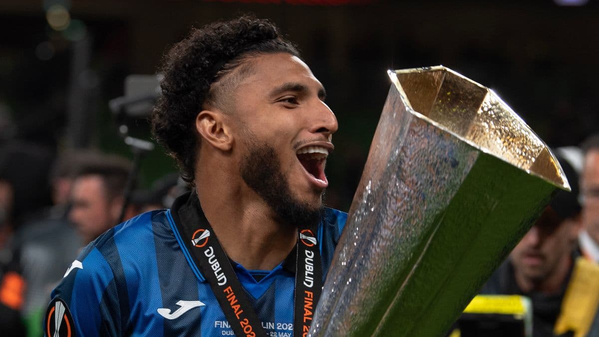 Jugador levantando trofeo en celebración de victoria