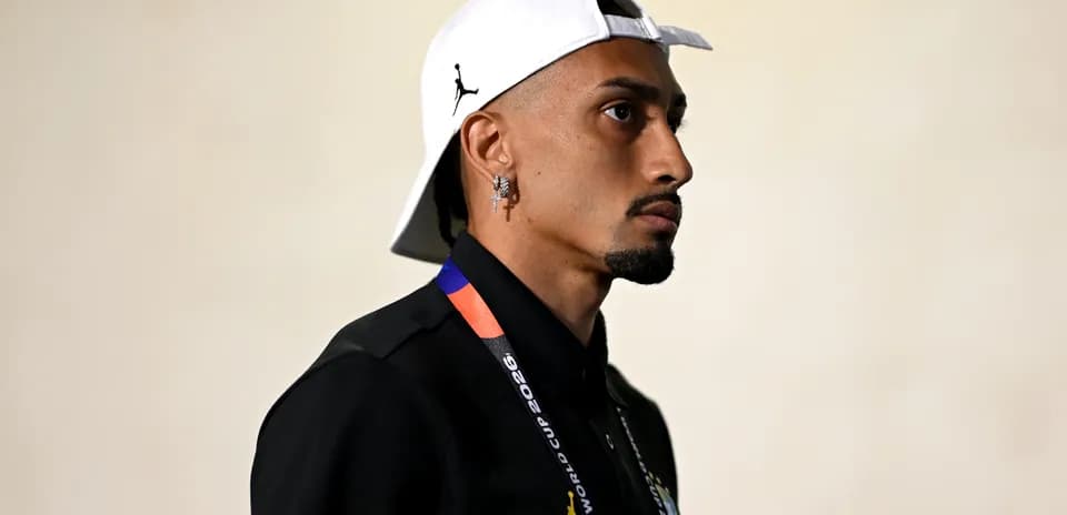 Persona con gorra blanca y camiseta negra