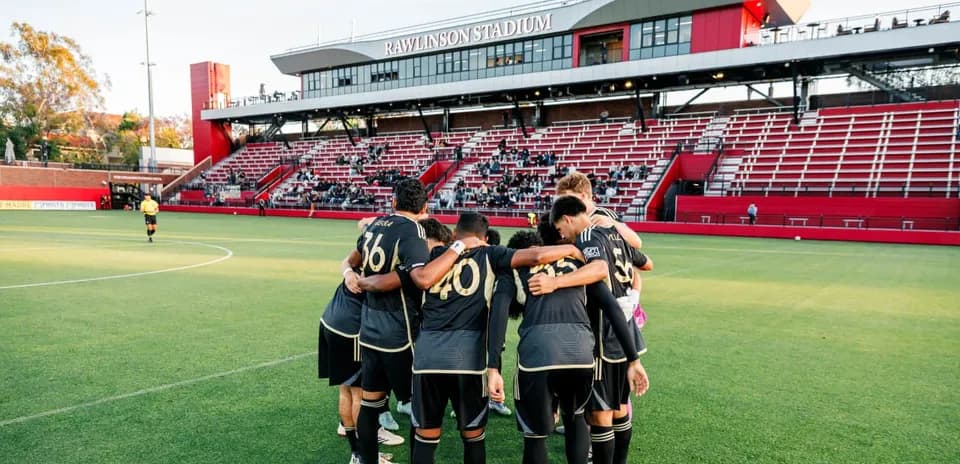 Los jugadores de Los Angeles FC II en huddle