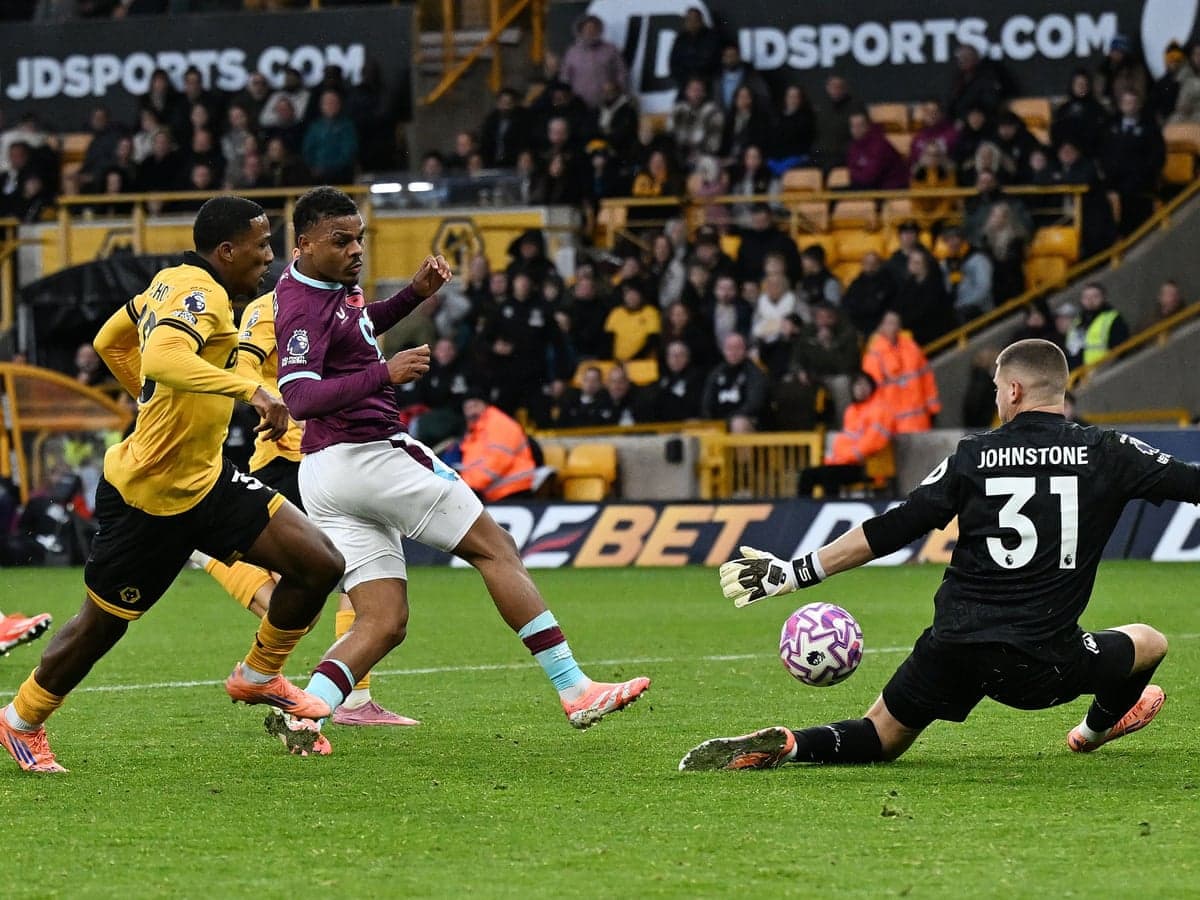 Acción de Burnley contra Wolves en Premier League