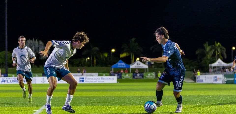 Jugador de fútbol driblando a un oponente