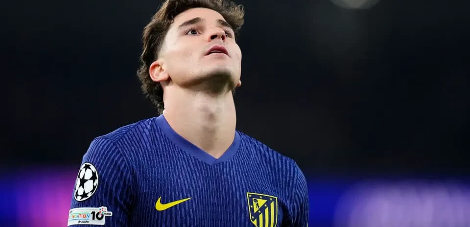 Jugador de Atlético de Madrid mirando hacia arriba