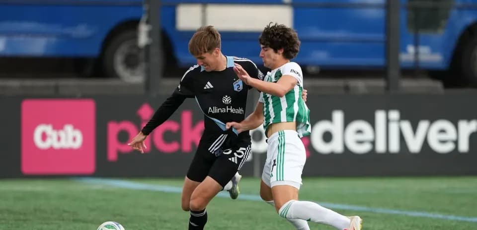 Dos jugadores luchando por el balón en el partido