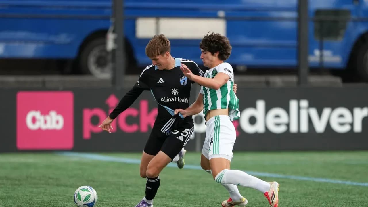 Dos jugadores luchando por el balón en el partido