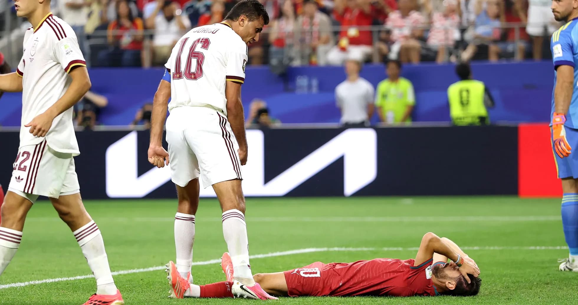 Jugador caído en el campo tras jugada de partido