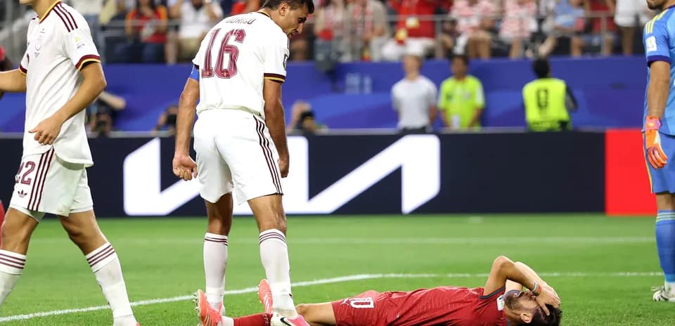 Jugador caído en el campo tras jugada de partido