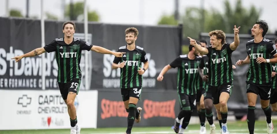 Jugadores de Austin II celebrando un gol