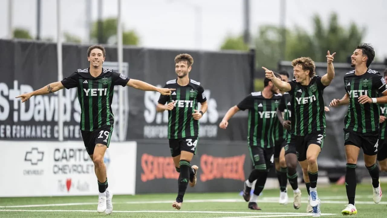Jugadores de Austin II celebrando un gol