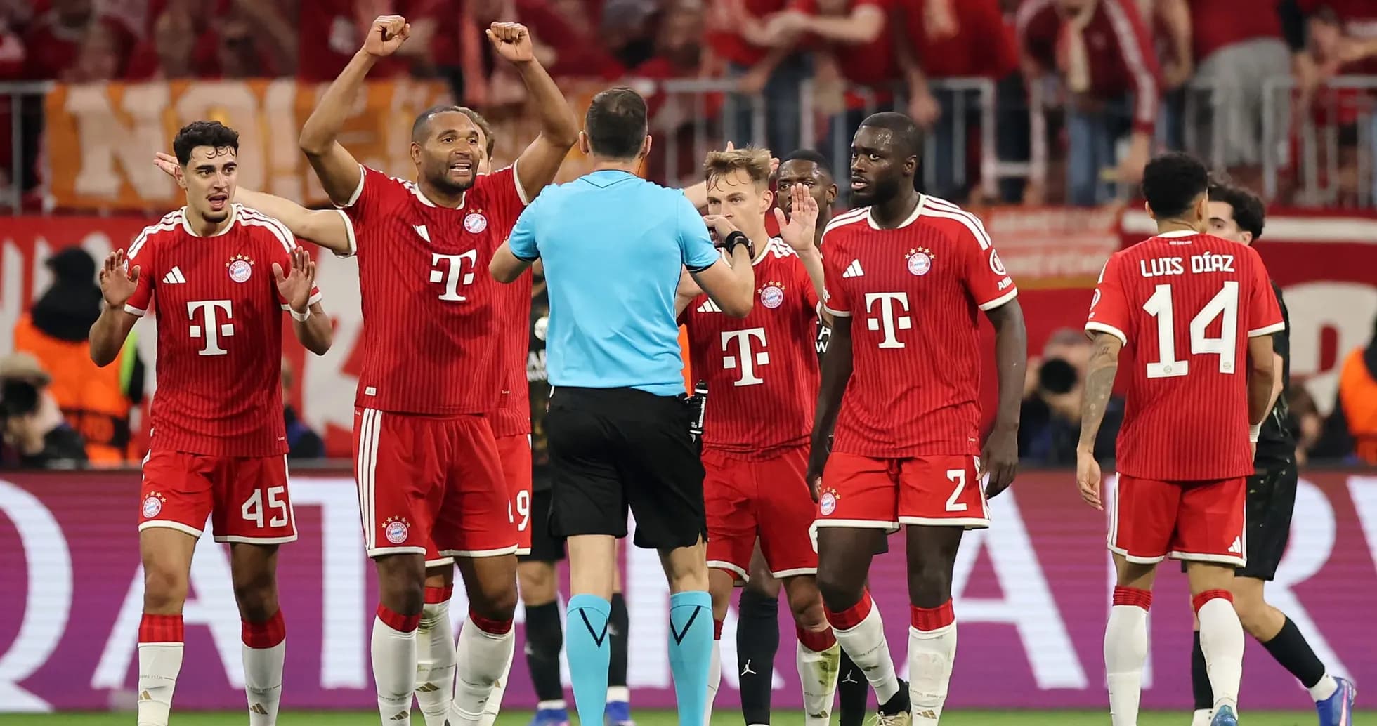 Jugadores de Bayern discutiendo con el árbitro