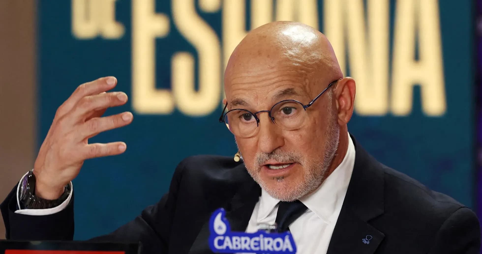 Persona hablando en una conferencia de prensa