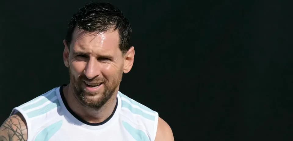 Jugador entrenando con camiseta de Argentina en campo